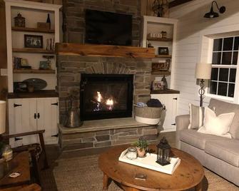Harmony Hollow barndominium with hot tub near Sugar Creek \n - Marshall - Sala de estar