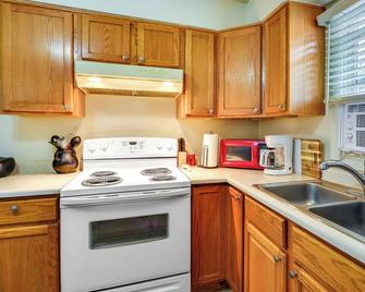 Quaint Cody Cottage with Grill Walk to Downtown! - Cody - Kitchen
