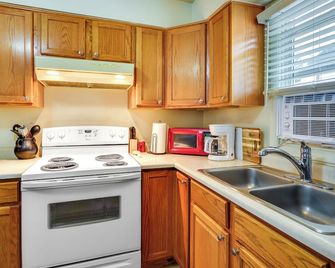 Quaint Cody Cottage w/ Grill: Walk to Downtown! - Cody - Kitchen