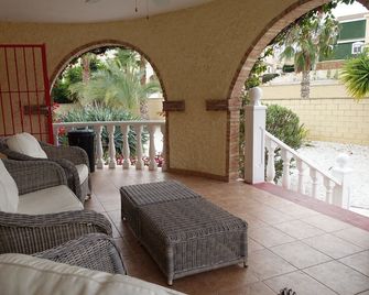 5 bedroom villa with private pool, large garden, TV, Wifi, - Monforte del Cid - Balcón