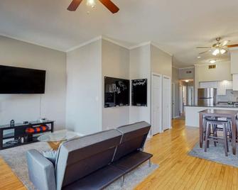 Illini Suite Downtown Champaign - Champaign - Living room