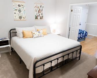 The Garden Suite at Moon Lake - come stay at the farm - Belden - Schlafzimmer
