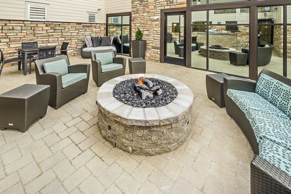 Residence Inn by Marriott Akron South/Green - אקרון - פטיו