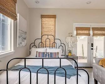 Adorable studio with easy parking on the street. Ask if you need driveway. - San Diego