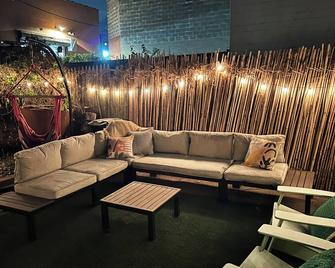 Charming 2-bedroom apartment in fabulous Red Hook, Brooklyn with WiFi and a yard - Brooklyn