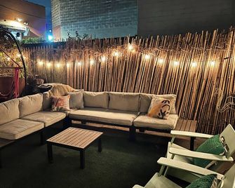 Charming 2-bedroom apartment in fabulous Red Hook, Brooklyn with WiFi and a yard - Brooklyn - Innenhof