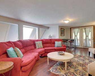 3 Mi to Great Smoky Mtn NP Riverfront Retreat - Townsend - Living room