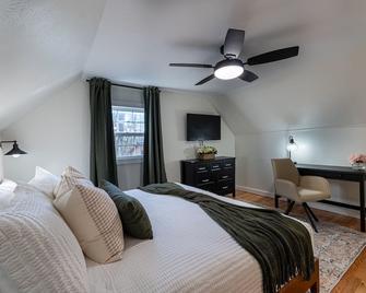 Cozy 3-bedroom cabin with WiFi and AC in charming Mount Nebo - Mount Nebo - Bedroom