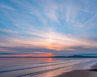 Sea Escape The Tardiis Beachfront location Aberavon beach Sea Views Driveway parking - Port Talbot - Plage