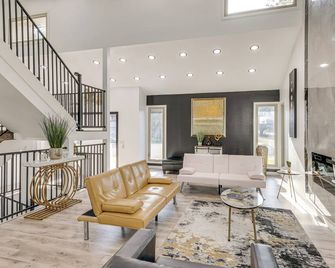 1 Mi to Holmes Lake Bright and Modern Lincoln Home! - Lincoln - Wohnzimmer