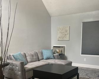 Quaint in Sparks,NV - Sparks - Living room