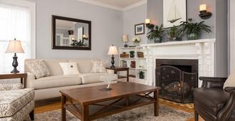 The Chadwick Bed & Breakfast - Portland - Living room