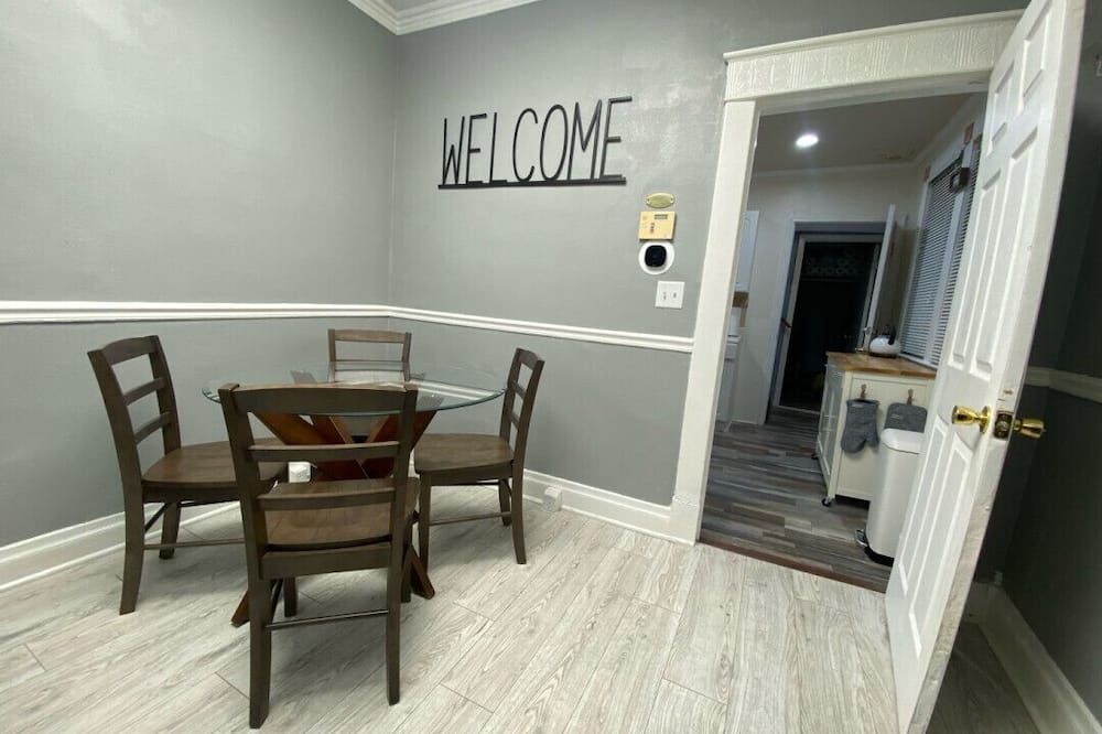 West Plaza Cozy Comfort Unit A - Kansas City - Dining room