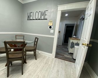 West Plaza Cozy Comfort Unit A - Kansas City - Dining room