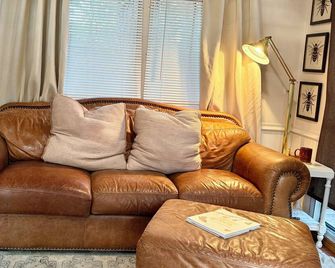 Curated 1-bedroom bungalow near Lake Darbonne with cozy porch fire pit! - Farmerville - Living room