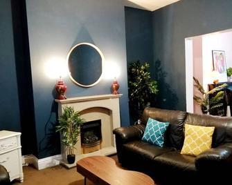 Moors Grand Mansion in Gateshead for Large Groups - Gateshead - Living room