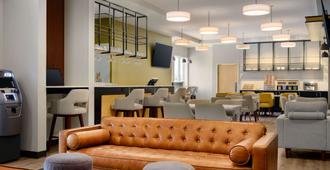 Microtel Inn & Suites by Wyndham Kelowna - Kelowna - Lobby