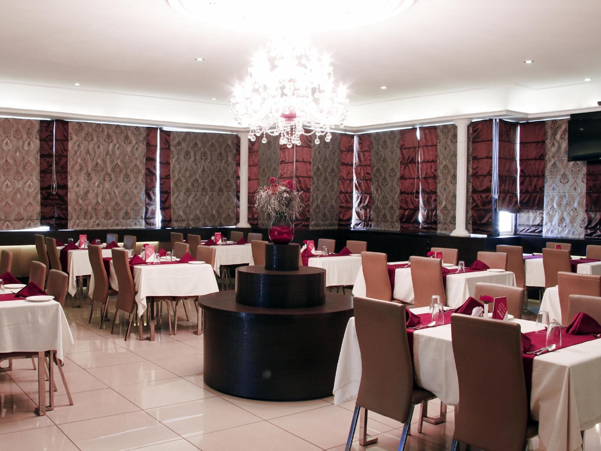 ذا داون تاون هوتل - حيدر أباد - مطعم