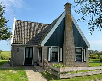 Charming chalet with spacious enclosed garden - Hippolytushoef - Building
