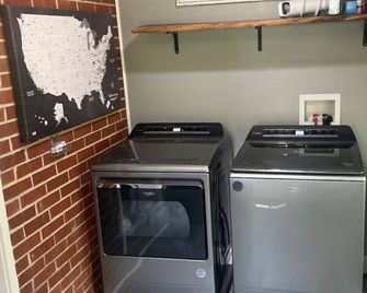 Charming 2-bedroom bungalow in Smithfield with AC, WiFi, washer and dryer - Smithfield - Wäscheservice