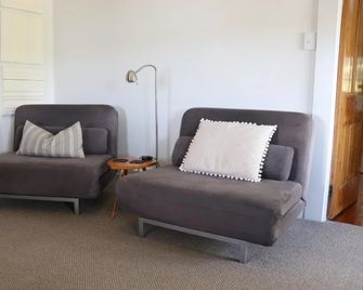 The Old Oak Boutique Hotel - Mangonui - Living room