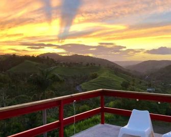 La Loma- Cozy Retreat with Jacuzzi & Views - Cidra - Balcón