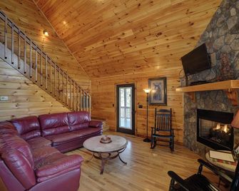 Grand Mountain Views Cabin - Hot Tub, Fire Pit, Casino! - Whittier - Sala de estar