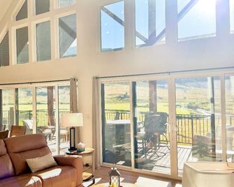 Riverside Luxury: Private River Float with Hot Tub and 3 King Suites! - Lava Hot Springs - Living room