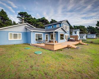 The Lighthouse 3 Acre Port Orford Oceanfront Home - Port Orford - Edificio