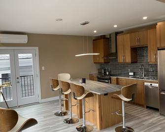 The Captain’s Quarters 2 bedroom harbourview condo - Chester - Kitchen