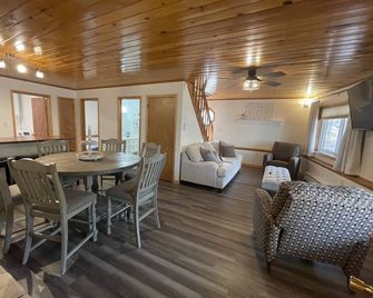 An Ultimate Pocono Lake Retreat Awaits,3 Level home with 4 Bdr, 5 beds & 3 Baths - Pocono Pines - Comedor