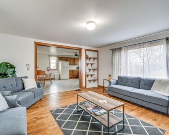 Cozy New York Farmhouse with Porch, Grill and Fire Pit - Geneva - Living room