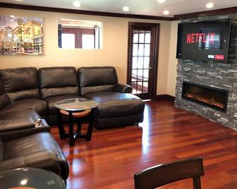 Village Of Williamsville Luxury Quartersbr - Williamsville - Living room