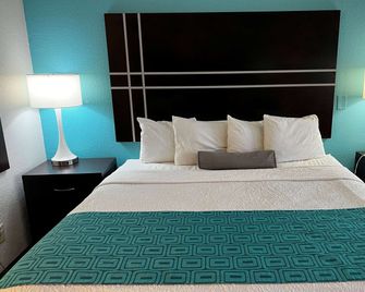 Howard Johnson by Wyndham Houston Heights/Downtown - Houston - Bedroom