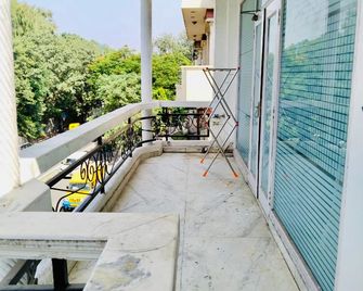 Fortune Home Service Apartment 2Bhk,E28 Saket 2A - Nueva Delhi - Balcón