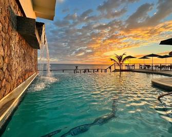 Fort Young Hotel - רוזו - בריכה