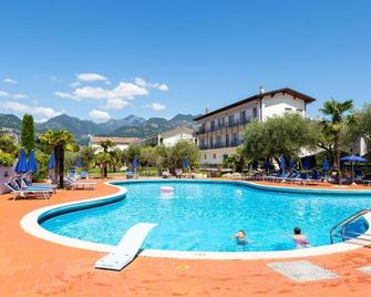 Club Hotel Olivi - Tennis Center - Malcesine - Uima-allas