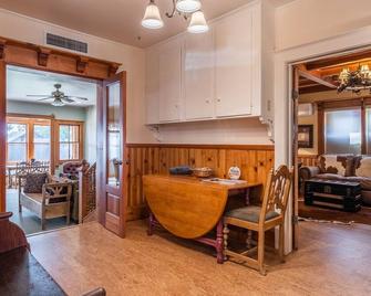Entire Luxury 3 bedroom Victorian Home ready for your Sierra Vacation - Bishop - Dining room