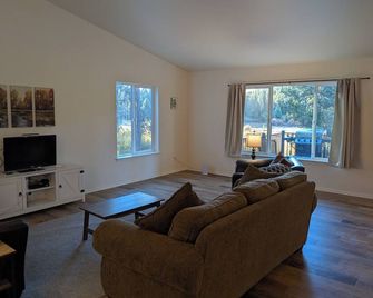 Wild Woods - Cascades Riverside Retreat - Crescent - Sala de estar
