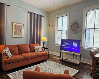 Mins from Downtown & Dining, Dauphin Darling 2 - Mobile - Living room