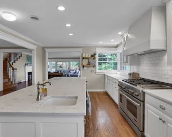 Private 30+ Acre Estate with its own 6 Acre Lake and one lane bowling alley! - Bernville - Cocina