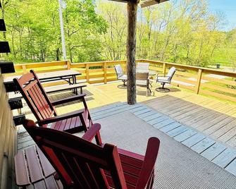 Charming Cabin Getaway with Pond, Kayaks + Creek - Coshocton - Balcony