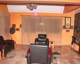 Double One Suites & Lodge - Lagos - Living room