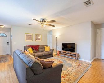 Charming Gray Home- 5 mins from GSU! - Statesboro - Sala de estar