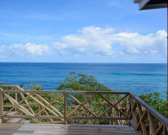 Secluded villa overlooking black sand beach - Sauteurs - Balcón