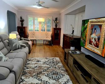 Comfortable pet friendly family home, 12 min to BNE terminals, 5 to Nudgee Beach - 브래이큰 리지 - 거실