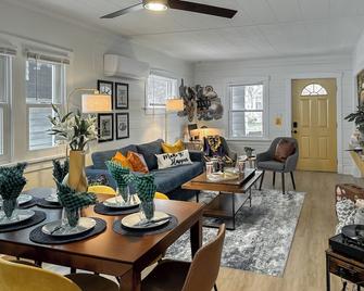 Step into School Spirit at the Golden Dome Getaway - South Bend - Living room