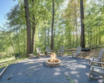 Hot Tub and Fire Pit Secluded Blue Ridge Cabin! - Blue Ridge - Patio