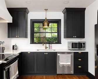 Elegant Tudor Retreat in the Heart of Dilworth - Charlotte - Kitchen