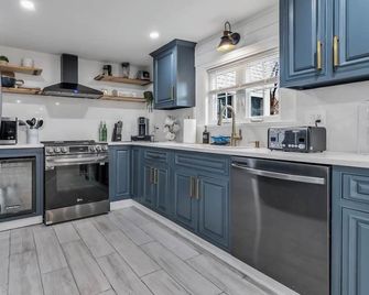 Unique 4bedrooms 2 bathrooms stunning getaway unit - Methuen - Cocina